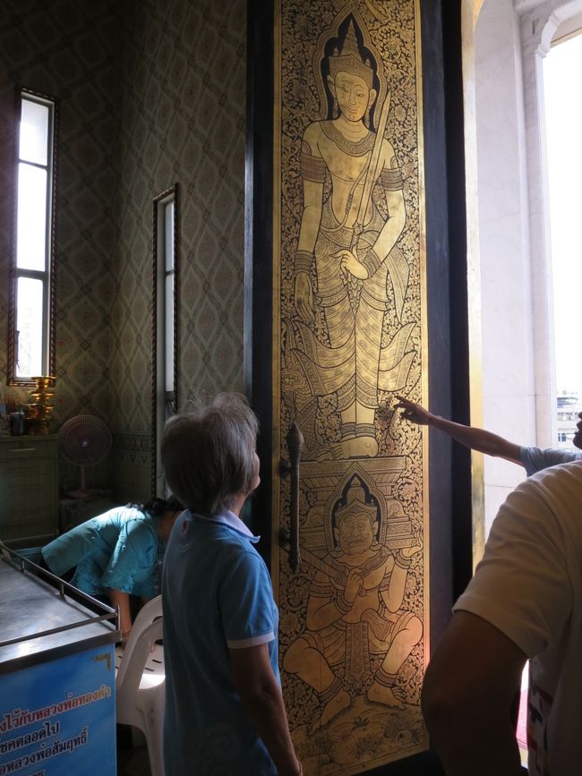 そこにいた日本語ガイドさんの話だと天使と悪魔だそうです<br />仁王さまが天の邪鬼を踏んでる感じ？