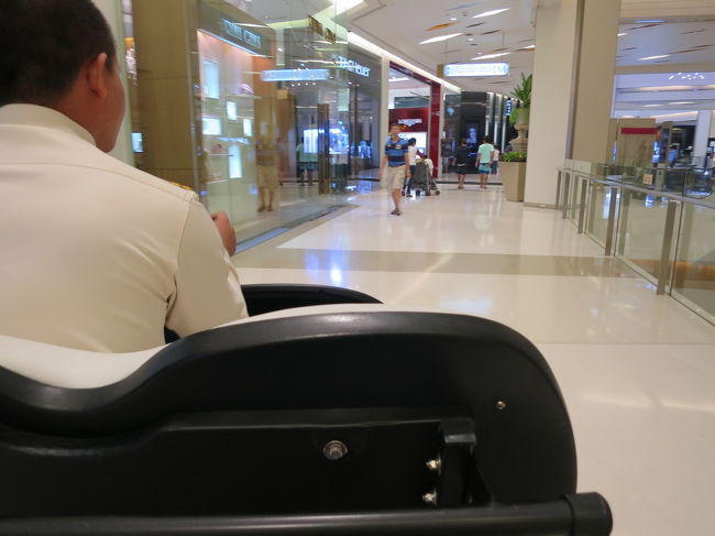 広すぎて迷子になったのでカートのお兄さんに駅への出口を聞いたら乗せてくれました！！快適快適♪