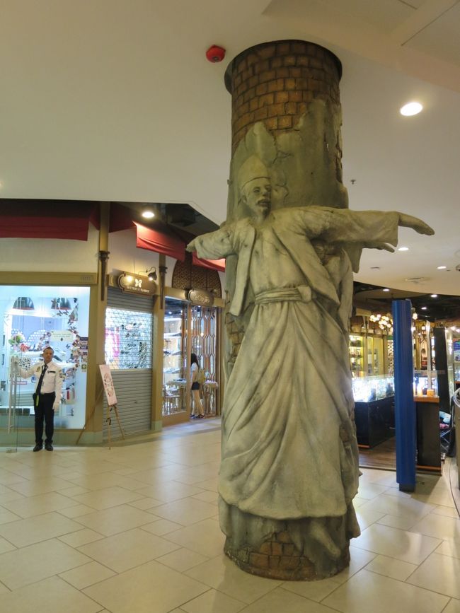 セマーだ！！すてき！！<br />イスタンブールのドアマンは普通の格好でした