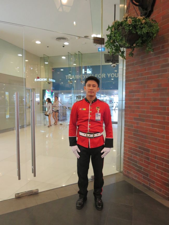 お次はロンドン階〜<br />ドアマンの衣装も凝ってます！