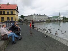 チョルトニン湖には渡り鳥がたくさん来ていて、子供たちと戯れていた。 
