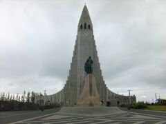 　ハットルグリムス教会を訪問。すでに雨も降っている。アイスランド最大の教会で、完成は1986年と最近。レイキャビクのシンボル的存在で、高い建物が少ないので町のどこから見ても見える。 
