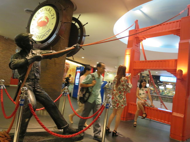 何か物語があるのかな？<br />モデル気取りで撮影中のかたが。