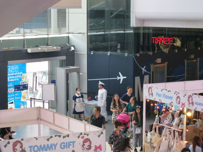 BTS直結の階はParis<br />荷物検査はパイロットの方が！<br />爆発があったしシリキット王妃の誕生日だからでしょうか？<br />どこのモールへ入るにも簡単な荷物検査が有りました<br />だいたい笑顔でパスですが