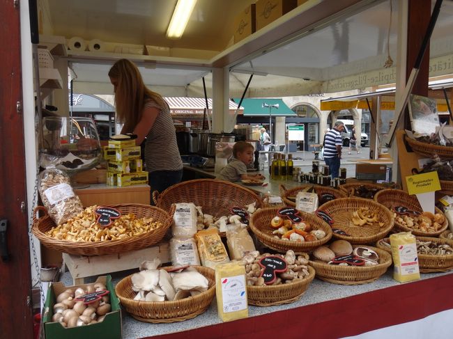 こちらは日本ではあまり見かけないキノコ専門店。