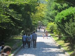 10分ほどで梵魚寺に到着。ガイドブックには「乗り換える場合は下車時もT-Moneyをタッチ」と書いてあったので、「乗り換えない場合はタッチ不要」と理解してタッチせずに下車。これが後でちょっとしたハプニングに…

それはさておき、梵魚寺。

バスを降り、参道を登っていく。ぼちぼち人がいるようで、ひとまず観光地として認知されているようだ。そしてその脇に流れる小川ではキャンプしたり水浴びしたりする（恐らく）地元の人々。2つの世界が共存しているような、不思議な空間。