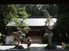 日本三大実録によれば、その神社は富士山と正対した静かな場所に、石造りで色合いの麗しきこと、口では言いあらわせぬほどの美しさだったので、国司は朝廷に報告し、上官社に列したと記載されているそうです。

現在の拝殿と本殿は１６０７年に再建されたものです。
祭神　浅間大神（木花開耶姫命）

広い境内に、参拝者はちらほら。