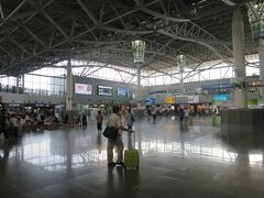 9時にホテルをチェックアウトして、荷物だけ預かってもらって、隣にある釜山駅までは歩いてすぐ。やっぱり移動のことを考えれば、大きな駅のすぐ近くに泊まるって重要だ。

パッと見空港のターミナルのような、広い釜山駅のコンコース。