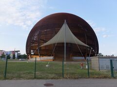 ジュネーブに戻って、トラムでCERNに行ってみました
見学施設はもう終わってました