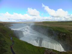 　グトルフォスはアイスランド語で「黄金の滝」の意味。
