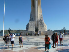 　ジェロニモス修道院から発見のモニュメントは徒歩10分程度の距離です。道中線路が横たわっているので、確か地下通路みたいなところを通りました（記憶があやふやですみません）。

　縦方向から見るとどんな建物かわかりづらいですよね。