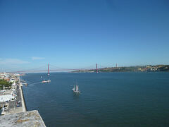 　対岸へとわたる4月25日橋が見えています。