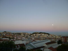 　はい、こちらがサン・ペドロ・デ・アルカンタラ展望台です。

　2009年にエステーの「消臭力」のCMで当時12歳だったミゲル君が「ら〜ら〜らら〜ららららら〜、ら〜ら〜ら〜、しょ〜しゅ〜りーきー」と歌っていた丘です。

　リスボンに来たからには訪れてみたいと思っていた場所のひとつです。眼下にサン・ジョルジェ城やカテドラルを望むことが出来ます。
