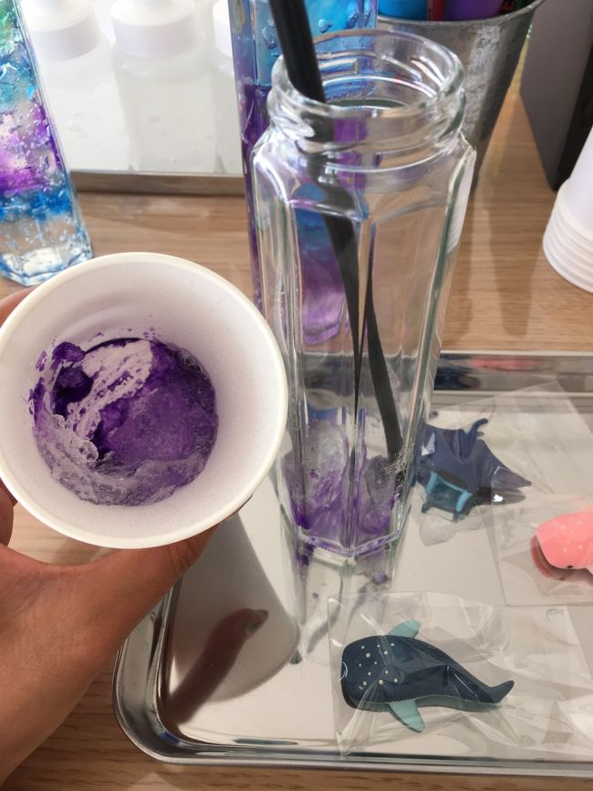 マジックで色付けして、、<br />ジェルを入れて混ぜ混ぜ。<br />子供は凄く楽しいと思いますこれ。