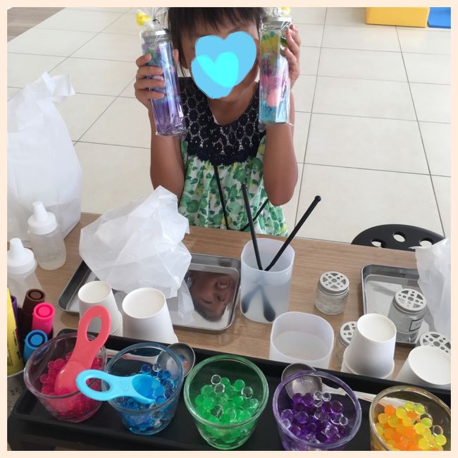 最後に好きな香りを入れてもらい完成〜！ 芳香剤として使えます。<br />夏休みの自由工作上手に出来ました！