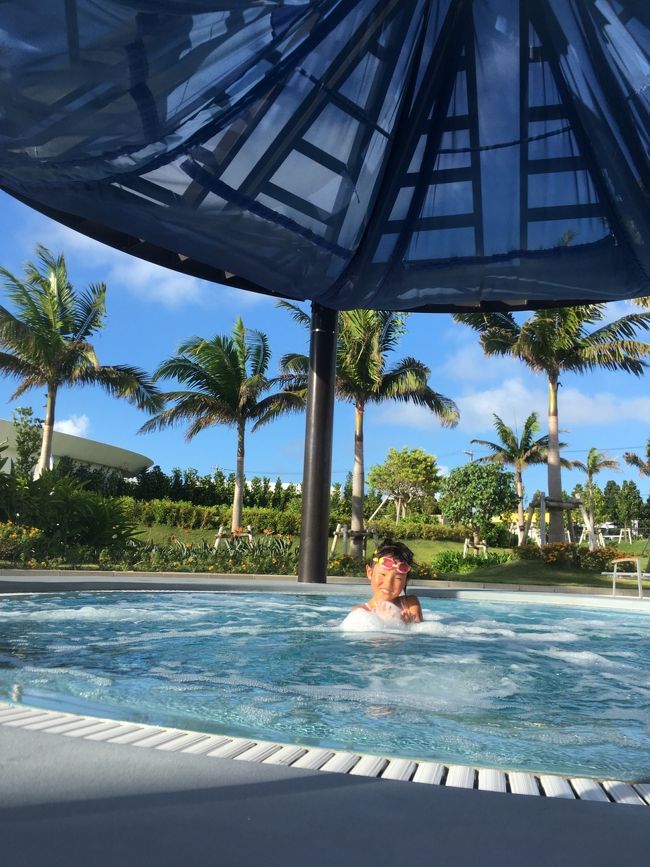 かなりの暑さでプールはお湯みたいな温度。ジャグジーの方が冷たい位でした。<br />泳ぐ事が本当に大好きな娘。<br />沖縄へ来てから本当に良い顔しています。それ位楽しいんだね。笑