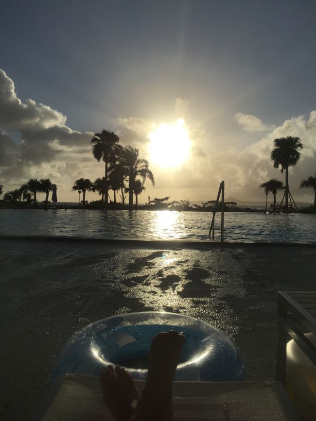 ひたすら遊んで、ようやく日が暮れてきました。今回の沖縄へ来た目的は、海、プールのみ。陽があるうちはひたすら遊んでます。