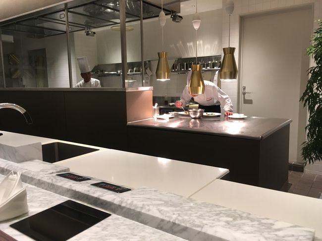 カウンター数席のみのこんな感じのお店です。