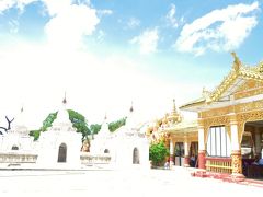 広大な敷地に多くの仏塔が建つクドードォ・パヤー。