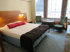 ヘルシンキに無事到着。
入国審査にとにかく時間がかかってびっくり。
審査を終えた頃には、荷物受け取りのターンテーブルから私の便の表示が消えていたので、係員に尋ねなければならなかった。

バスで中央駅まで。
中央駅からはトラムでホテルに向かう予定だったのだけれど、Informationも見当たらず面倒になって歩いてホテルまで！

ヨーロッパは石畳が多いけれど、ヘルシンキは石の凸凹具合が半端なく、結構大変な道のりでした。

ホテルは Scandic Marski 
北欧らしいデザインホテルではないけれど、立地が最高。
