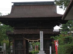 円鏡寺に到着しました。
この楼門は７００年前の建築だそうです。
