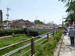 暑いくらいの日差し。

水原川沿いのチキン通りを進み。