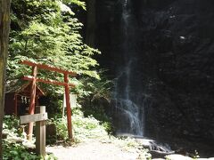 11：05　母の白滝と母の白滝神社です。
誰もいませんでした。神社の前を失礼して進むと、滝のすぐそばまで行くことができます。
滝つぼのようなものはなく、岩盤に滝の水が打ち付けています。
