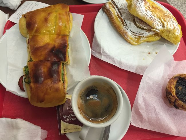 カフェでの朝食。<br /><br />菓子パンより ハムのサンドイッチのがお好みでした笑 <br /><br />コーヒーんまい。 もちろん ブラックで。