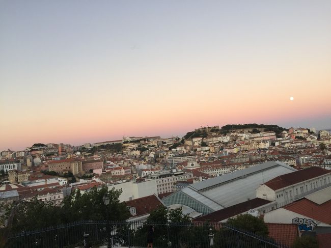 展望台からの夕暮れ。<br /><br />屋台やパフォーマーがいっぱいで <br />賑わってた。 <br /><br />月が昇ってきてる~