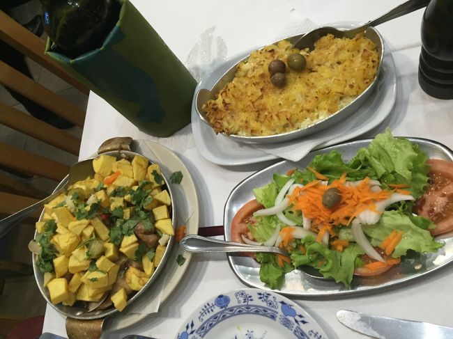 この日はウサギ肉とバカリャウ。<br /><br />やたらジャガイモばっかで飽きてきてしまいました