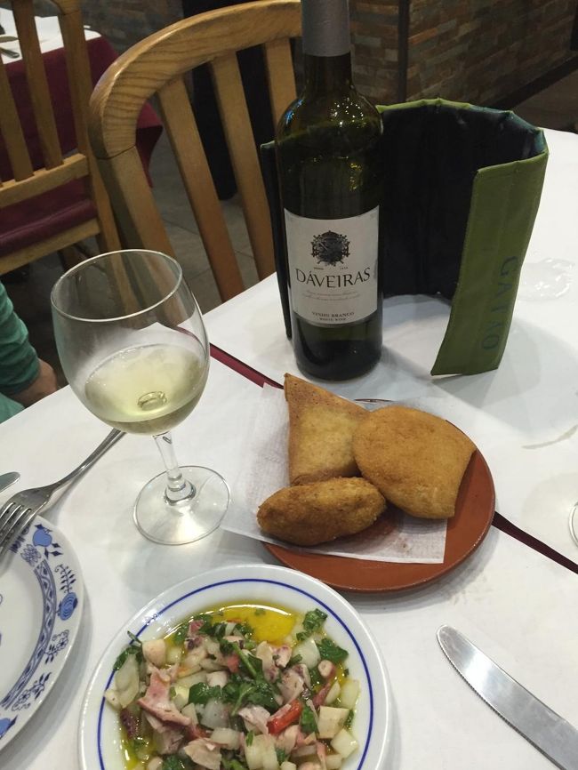 今夜のワインはコレ。<br /><br />お通しのコロッケみたいなやつも <br />せっかくなので食べてみた。 