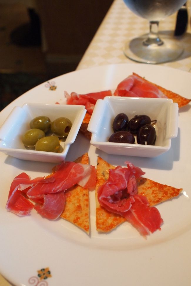 船内には2つの有料レストランがあります。カバーチャージを払えば、好きなものを好きなだけオーダー可能。メインダイニングルームと比較すると味は格段に上ですし、サービスも良かったです。<br /><br />こちらは知床クルーズの日に行ったサバティーニのお食事。<br />オリーブと生ハム。