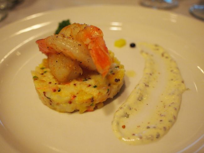 コルサコフ寄港日はもう一つのスペシャリティレストラン、スターリングステーキハウス。<br />こちらは前菜の「ブラックタイガーとパパイヤ・サルビコン」