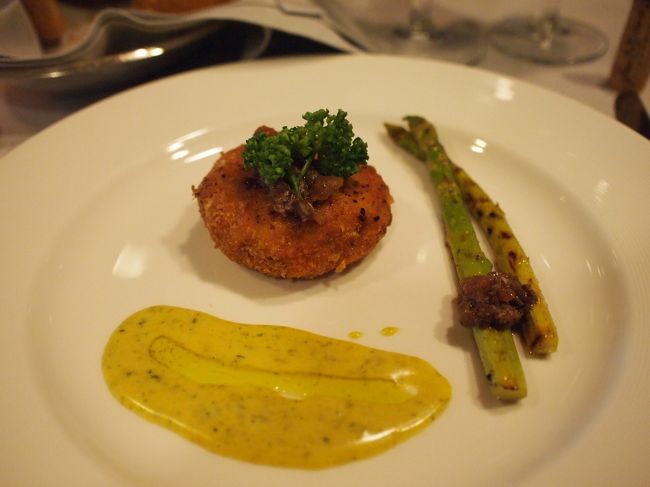 「地中海風ロブスターケーキ、タラゴン・フォームと共に」