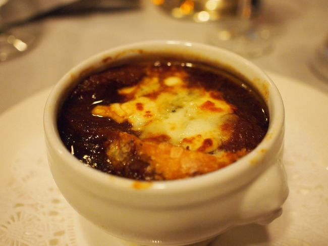 「ブラック・オニオンとブルー・オニオンのスープ」