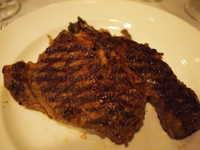 お肉は何を頼んだのか、もはや記憶にありませんがここに至るまでにすでにお腹いっぱいで、ステーキはほとんど食べられませんでした。。