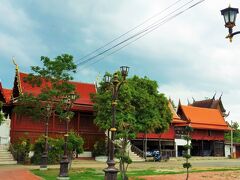 ワット・ヤイ・スワンナーラーム（Wat Yai Suwannaram）

06月09日（木）　14：35

第３級王室寺院で17世紀のアユタヤ朝時代に建てられた寺院です。
高床式で歴史を感じさせる赤地に漆喰調の屋根や壁が印象的！！

因みにここは趣のある古寺の故か、アユタヤ朝の女傑を主人公にした歴史映画
「スリヨータイ」のロケ地になったそうです。
