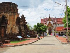 ワット・カンペーン・レーン（Wat Kamphaeng Laeng）

06月09日（木）　14：50

最後に１０００年ほど前にビルマから移動してきたヒンドゥー教徒によって
建てられたと伝えられるワット・カンペーン・レーン（Wat Kamphaeng Laeng）へ

12-13世紀のものと考えられるクメール建築の祠堂が５基残っています。


