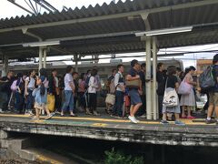 電車で2駅、社家（しゃけ）駅に着きます。小さな駅に大勢が降車します。