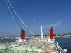 鹿児島市＞桜島行きフェリーターミナル

桜島到着まで数分ですが、フェリーの屋上で見学できました。

料金は桜島で支払います。自動車1台と大人2名で1,760円。乗船時間は15分程度ですが・・・まあ、24時間営業なので・・。（2016年8月現在）