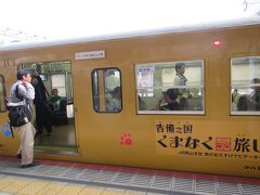 姫路駅に到着。向かいのホームに停車していた岡山行きの列車には鮮やかなラッピングが。