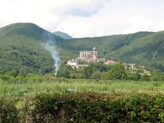 　サン・ベルトラン・ド・コマンジュ
　St. Bertrand de Comminges　アキテーヌ地方

　先ず最初は「ベスト60位」の村、ピレネー山脈から、ほど遠からぬ、平地の、丘の上の村です・・・古代ローマ時代からの遺跡も残り、近くの古い教会(サン・ジュスト教会)では、ローマ風の聖人像が見れます・・・丘の上の教会「Cathedrale St. Bertrand de Comminges」は、下からの眺めも美しいけれど、丘の上からの眺めも・・・丘の上の家並みは、石造りのアンティークが基本の中世の村。

　旅行記はこちら→ http://4travel.jp/travelogue/10733635