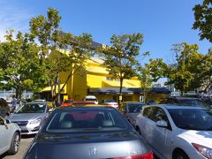 この黄色い建物が今日のランチに友人が選んでくれた店
ブリッジズ

ウォーターフロントの景色がいいので、テラス席を選ぶ。
日差しが強くて暑い・・・