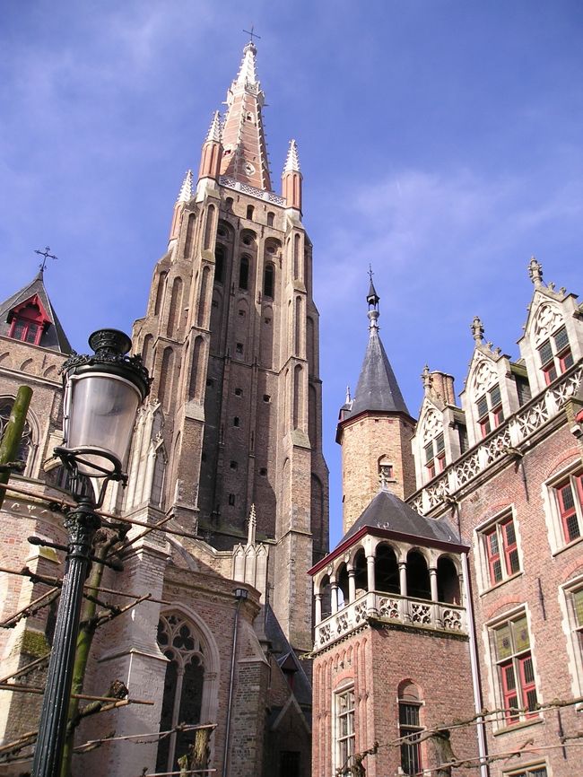 観光ボートを降りてすぐの聖母教会に入場しました。<br />13〜16世紀に建造された教会の塔の高さは122ｍ。<br />レンガの塔として世界でも2番目に高いそうですよ。<br />入場料は4ユーロです。