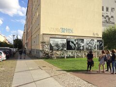 さらに歩いてBerlin Wall Memorialへ向かいます。
甥っ子の目的の１つ、ベルリンの壁と初対面。
遠くにテレビ塔が見えますが、当時ここは分断されていたので見えていたのかいないのか。