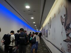 アブダビ国際空港 (AUH)に到着です、現地時間で深夜3時頃。
国際線旅客数で世界首位のドバイ国際空港と比較すれば、こじんまりとした空港です。