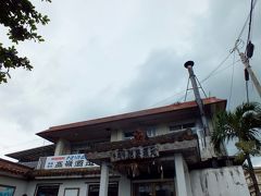 川平湾の近くにある泡盛「於茂登（おもと）」で有名な高嶺酒造を見学します。