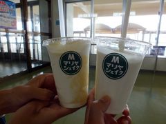 とりあえず離島ターミナルへ。そしてマリヤシェイクです。
妻はパッションフルーツのソースをトッピング、私は泡盛トッピング。お店のおばさんが泡盛を大盛りにしてくれます。おすすめです。