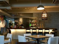 今日の宿はホテルエメラルドアイル石垣島です。

このホテルは古いビジネスホテルをリノベーションして昨年オープン。屋上を開放したり、フロント近くにバーを置いたり、オシャレな装飾、壁とかは敢えて古いところを残すなど、雰囲気あります。そして、価格もお手頃です。

写真はロビー兼、喫茶兼、バー兼、朝食会場です。おしゃれです。