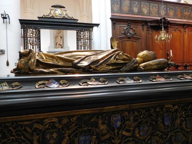 ミケランジェロの「聖母子像」と共にこの教会の至宝。<br />ブルゴーニュ最後の公女マリーの霊廟。<br />絶世の美女で市民にとても愛されたそうです。<br />落馬により25歳の若さで亡くなりました。